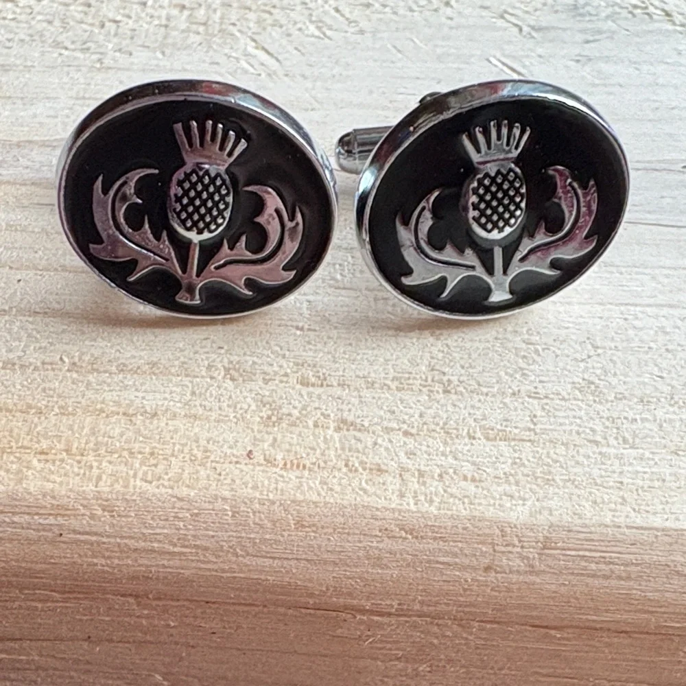Like new! Vtg Black enamel and silver ScotishThistle Cufflinks. See description.